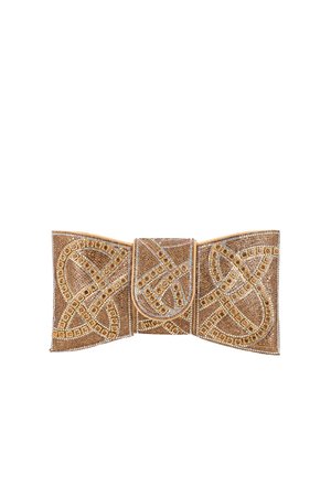 Kopertówka w kolorze złotym z misternymi, koralikowymi wzorami celtyckich węzłów oraz klapką zamykającą, przedstawiona na białym tle.