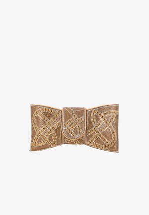 Clutch-Tasche in Goldoptik mit filigranen, Perlen-verzierten keltischen Knotenmuster und Klappverschluss, vor weißem Hintergrund präsentiert.