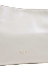 Bolso de cuero sintético blanco con textura suave, con el logo "LIU JO" en relieve en la parte inferior. Diseño minimalista sin herrajes visibles.