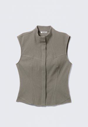 Ärmlös grå väst i texturerat tyg med hög krage och centralt knäppstängning, med skräddarsydda sömmar och en figursydd silhuett.