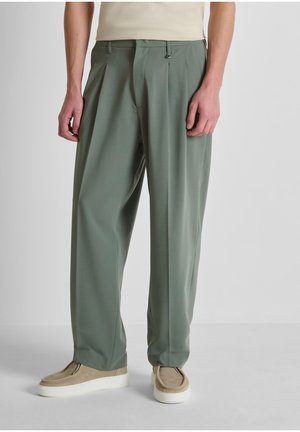 LEON WIDE LEG FIT ELASTIC ON BACK WAIST AND PLAQUETTE - Pantaloni - green