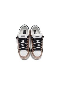 Buty sportowe z białą cholewką ze skóry, czarnymi sznurowadłami i różowo-złotymi akcentami. Zdobione brokatem po bokach i wyposażone w miękko wyściełany język.