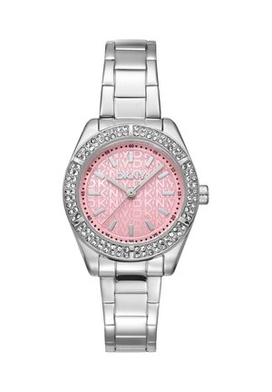 Silberne Metall-Uhr mit pinkem Zifferblatt mit wiederholtem DKNY-Logo, kristallbesetzter Lünette sowie silbernen Stundenmarkierungen und Zeigern.