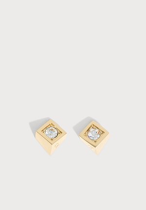 Boucles d'oreilles carrées en or avec une pierre précieuse ronde et claire centrée sur chacune, présentées sur un fond clair uni.