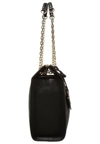 Svart texturerad läderhandväska med guldkedjestraps, visad från sidan mot en vit bakgrund.