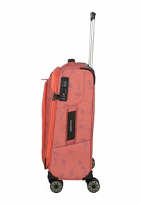 Roter Koffer mit Muster, ausziehbarem Griff, doppeltem Reißverschluss, Kombinationsschloss und vier drehbaren Rädern für Mobilität.