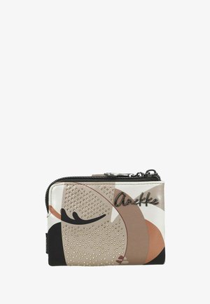 Pequeño bolso con cremallera con un diseño abstracto en tonos beige y marrón, detalles con tachuelas y el logo "Anekke" en la parte delantera.