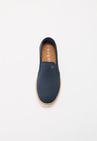 Scarpa slip-on in rete navy con soletta in sughero, intersuola intrecciata color nocciola e accento logo sul lato. Progettata per il comfort e la traspirabilità.