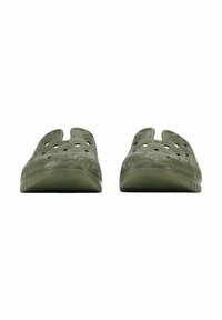 Groene lichte instapschoenen met uitgesneden ontwerpen, ronde neus en gestructureerd oppervlak. Voorzien van opening voor ventilatie. Platte zool.