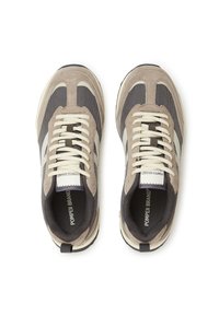 Grau-beige Wildleder- und Mesh-Sneaker mit weißen Schnürsenkeln, einem gepolsterten Kragen und Logo auf der Zunge und der Innensohle. Gummisohle mit Traktion.