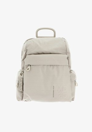 Sac à dos gris clair avec un tissu texturé, des poches zippées, une poignée supérieure et un logo embossé sur le devant. Design compact et fonctionnel.