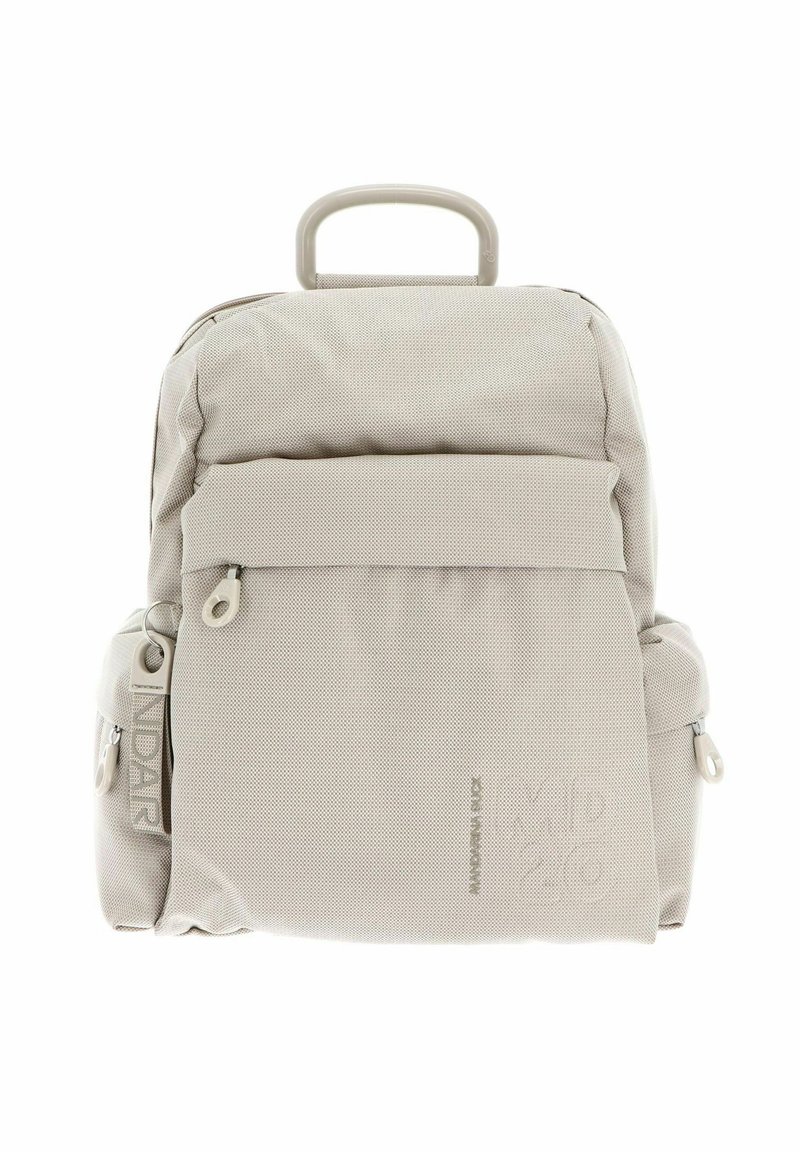 Sac à dos gris clair avec un tissu texturé, des poches zippées, une poignée supérieure et un logo embossé sur le devant. Design compact et fonctionnel.