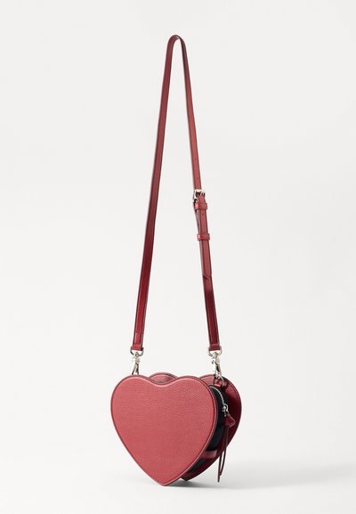 Borsa a tracolla a forma di cuore rosso con finitura in pelle testurizzata, tracolla regolabile e accessori in argento con chiusura a zip.