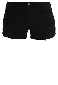 Pantalones cortos de mezclilla negra con acentos de ganchillo floral en los lados inferiores. Diseño clásico de cinco bolsillos con cierre de botón en la cintura.