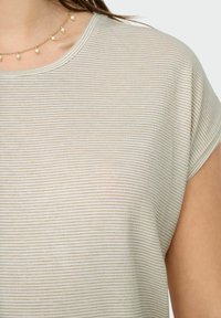 Hellbeige T-Shirt mit feinen horizontalen Streifen, kurzen Ärmeln und rundem Halsausschnitt. Weicher, leichter Stoff mit subtiler Struktur.