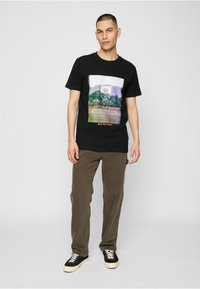 Mister Tee Nyomott mintás póló - black