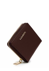 Billetera de cuero marrón con textura de grano y detalles en dorado en la cremallera y la cadena. Presenta el logo "LAZAROTTI" grabado en el frente. Cierre con cremallera.