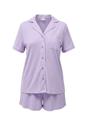 Lila Pyjama-Set mit kurzen Ärmeln, Knopfleiste, Tasche auf der Brust und passenden Shorts. Weicher Stoff mit glatter Textur.