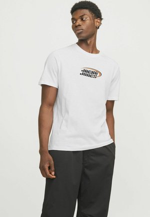 Witte katoenen T-shirt met een kleurrijk "Jack & Jones" logo in zwart en oranje, standaard pasvorm met korte mouwen en een ronde hals.