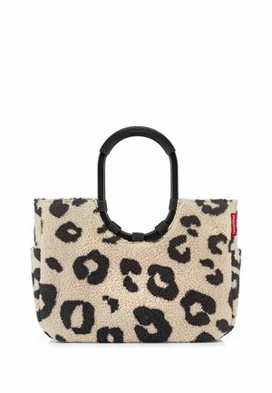 Bolso beige y negro con estampado de leopardo, tela texturizada y asas redondas negras, con una pequeña etiqueta roja de la marca en el lateral.