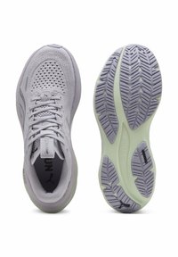 Zapatillas deportivas de color gris claro con una parte superior de malla, acentos texturizados y una suela acolchada que presenta un tono verdoso y un diseño de dibujo.