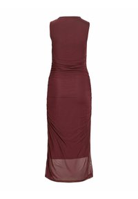 Robe longue bordeaux sans manches avec des détails de tissu froncés et un panneau semi-transparent au bas du dos.