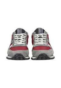 Sneaker rosse e grigie con materiali in camoscio e rete, suola in gomma spessa e sistema di allacciatura prominente con accentuazioni testurizzate.