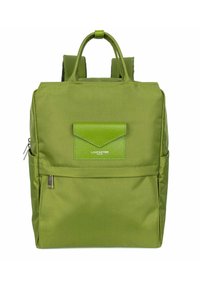 Zaino in nylon verde con doppie spalline e maniglia superiore. Presenta una tasca frontale con un flap verde testurizzato e una cerniera argentata.