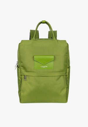 Zaino in nylon verde con doppie spalline e maniglia superiore. Presenta una tasca frontale con un flap verde testurizzato e una cerniera argentata.