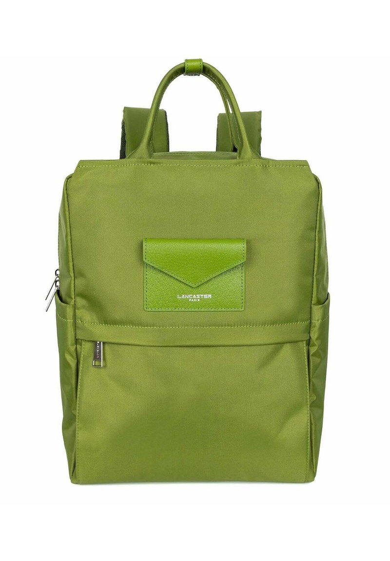 Zaino in nylon verde con doppie spalline e maniglia superiore. Presenta una tasca frontale con un flap verde testurizzato e una cerniera argentata.