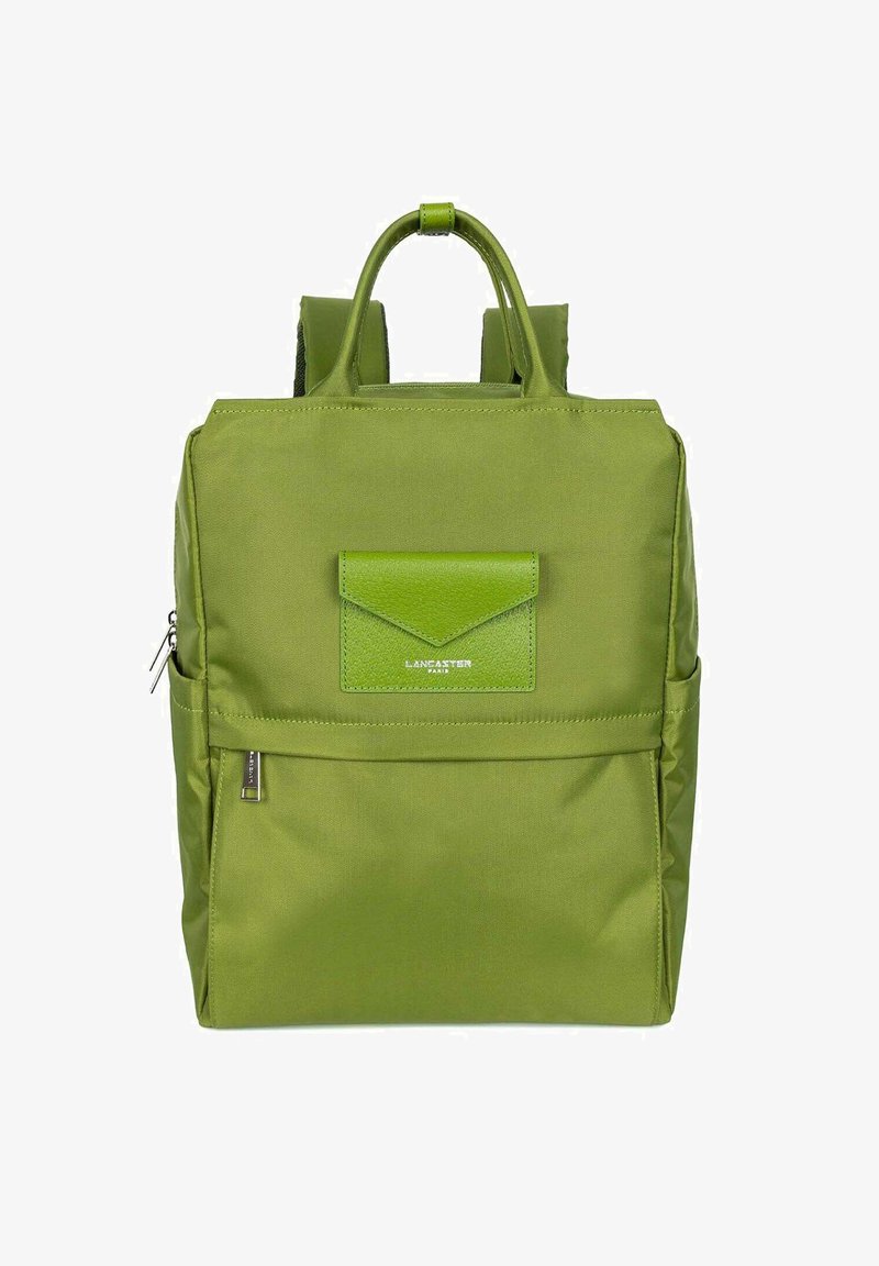 Zaino in nylon verde con doppie spalline e maniglia superiore. Presenta una tasca frontale con un flap verde testurizzato e una cerniera argentata.