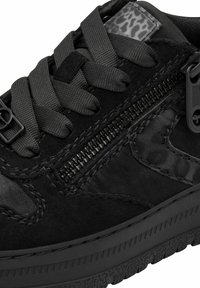 Sneaker nera con una combinazione di materiali scamosciati e lisci, lacci piatti neri, zip laterale e suola in gomma texturizzata.
