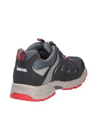 Schwarzer und grauer Sportschuh mit Mesh-Obermaterial, gepolstertem Kragen und roten Akzenten an der Außensohle. Verfügt über eine gummierte Sohle und ein graues Seitenemblem.