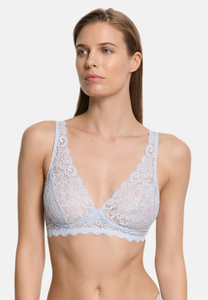 Lichtblauwe kanten bralette met bloemenpatronen, gegolfde randen en brede bandjes; heeft een diep V-halsontwerp en een zachte textuur.