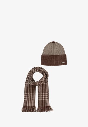 Berretto di maglia marrone con risvolto a coste. Sciarpa abbinata a fantasia scozzese marrone e crema con bordi frangiati.