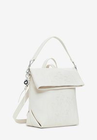 Borsa a mano in pelle bianca con motivo floreale in rilievo, forma rettangolare, pattina superiore, manico piccolo e tracolla rimovibile. Accenti in hardware argentato.