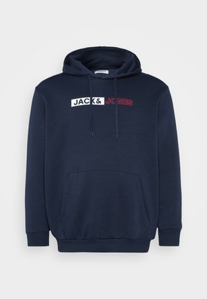 Sudadera azul marino con bolsillo canguro, capucha con cordones y logo impreso en blanco y rojo que dice "JACK & JONES" en el pecho.