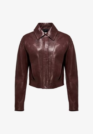 Bordeaux Lederjacke in cropped Schnitt mit spitzem Kragen, vertikalen Nahtdetails und langen Ärmeln. Weiche, glatte Textur mit minimalem Hardwareeinsatz.