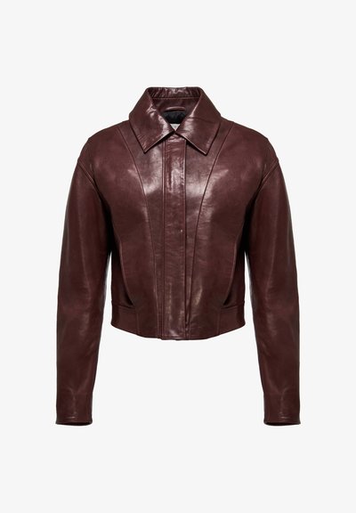 Burgundi värvi nahast lühike jakk, millel on terav krae, vertikaalsed õmblused ja pikad varrukad. Pehme, sile tekstuur ning minimaalne riistvara.