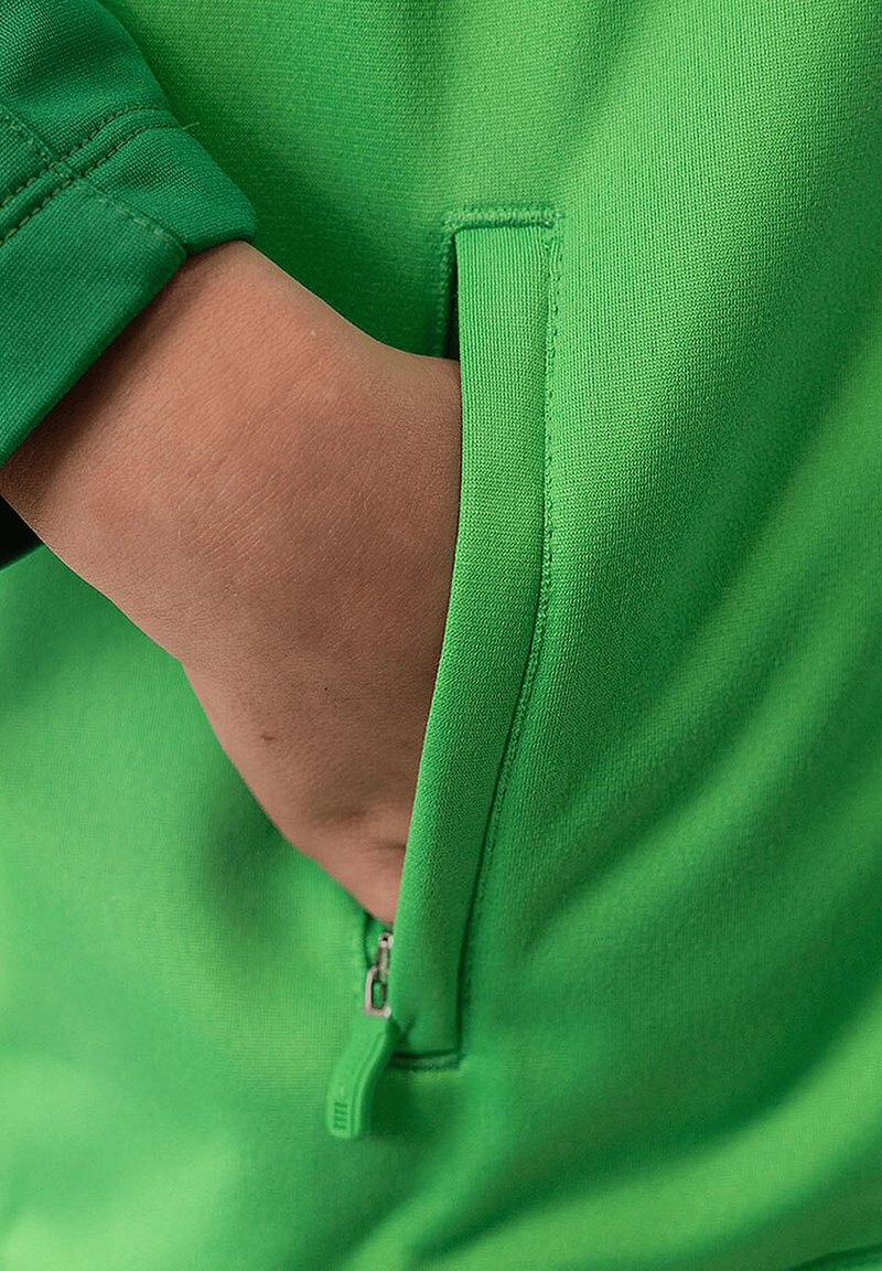 Groene sweatshirt met een ritszak en een gestructureerd materiaal. Het ontwerp heeft gestikte naden en een getailleerde vorm.