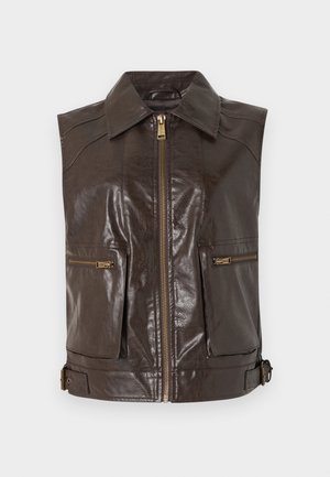 Brūns ādas veste ar rāvējslēdzēju priekšpusē, lielām kabatām un apkakli. Aprīkota ar zelta toņa metāla detaļām un regulējamām siksnām viduklī.