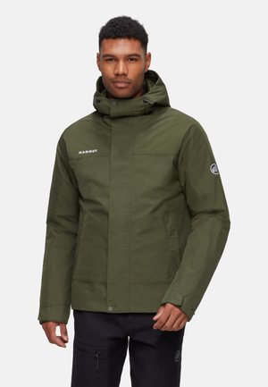 Veste imperméable verte avec un col haut, une capuche réglable et des poches zippées. Logo sur la poitrine et emblème sur la manche.