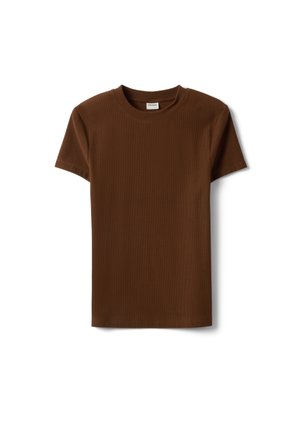 Bruin geribd katoenen T-shirt met korte mouwen, ronde hals en zichtbaar merkembleem aan de binnenkant van de kraag op een witte achtergrond.