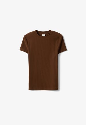 Bruin geribd katoenen T-shirt met korte mouwen, ronde hals en zichtbaar merkembleem aan de binnenkant van de kraag op een witte achtergrond.