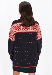 Abito in maglia blu navy con motivo fair isle rosso e crema sulle spalle, caratterizzato da dettagli a pois rossi e polsini e orlo a costine.