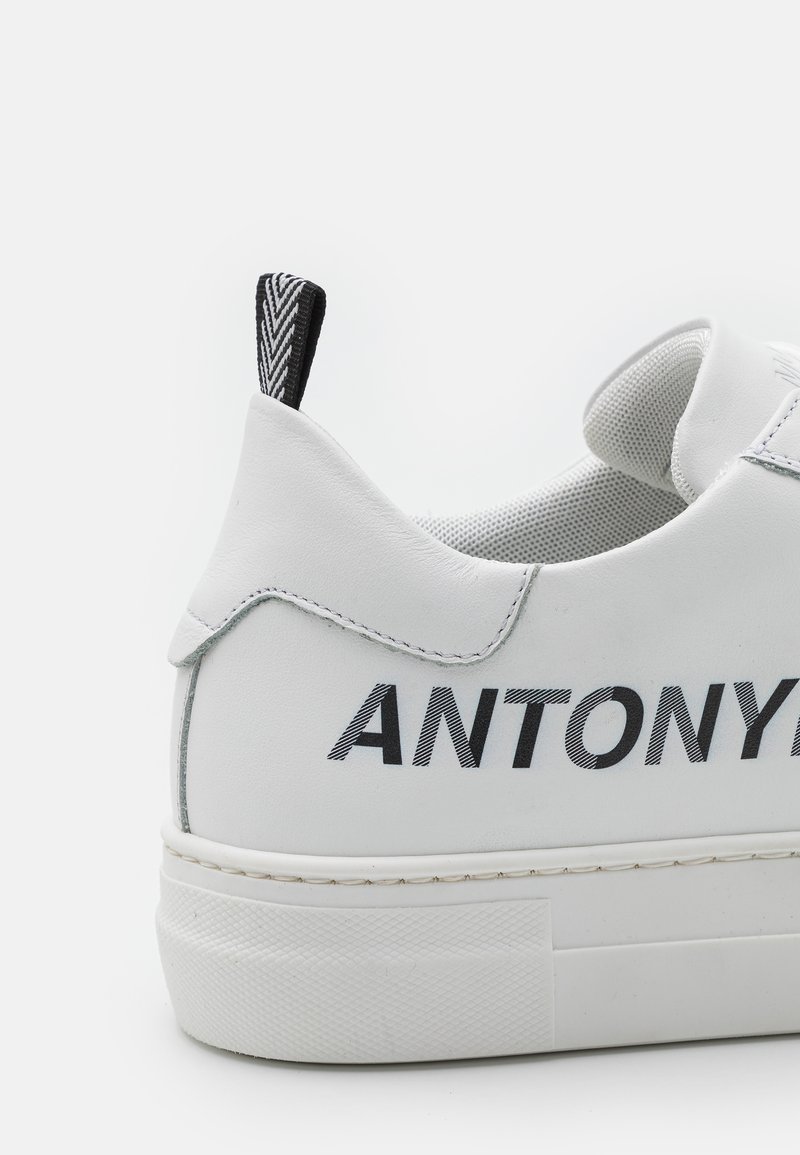 Herren Sneaker low | Antony Morato SCREEN BOLD Sneaker low white/weiß - DI27990 Herren Sneaker low | Antony Morato SCREEN BOLD Sneaker low white/weiß - DI27990