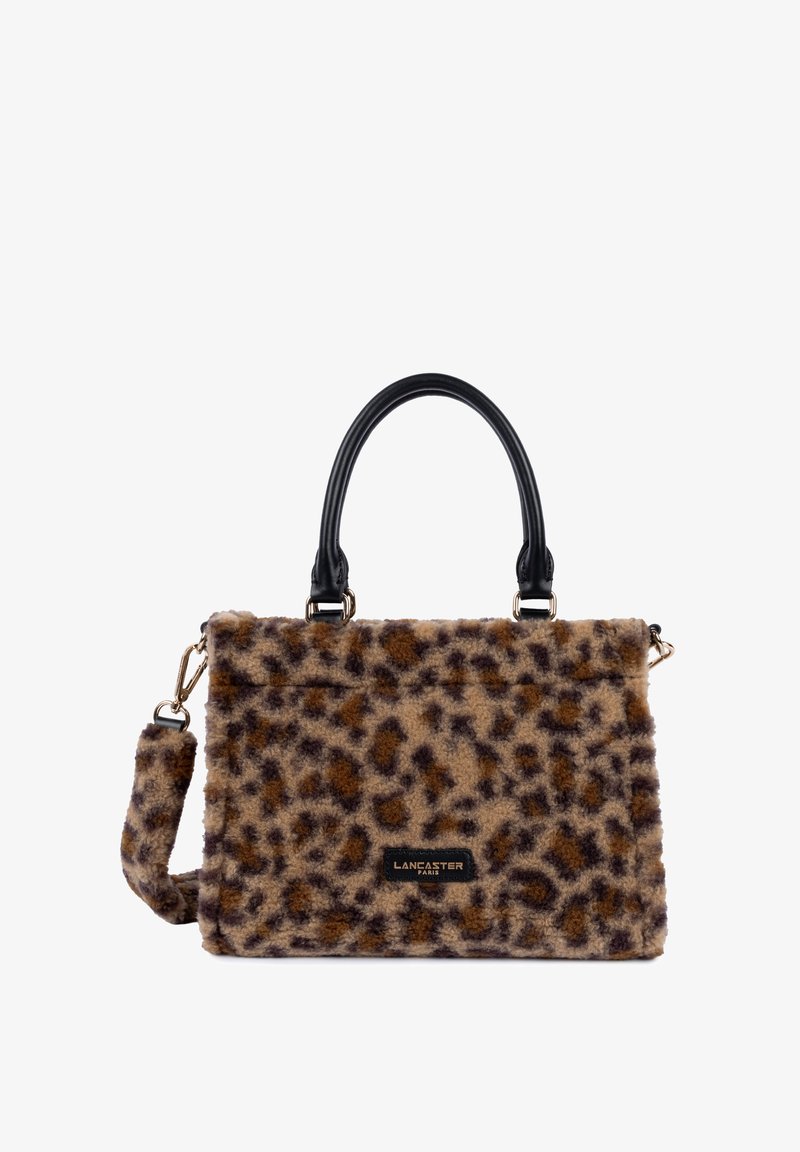 Sac à main en imprimé léopard, fabriqué en matériau doux et texturé. Dispose d'une poignée supérieure noire, d'une sangle amovible et d'accents en ton doré.