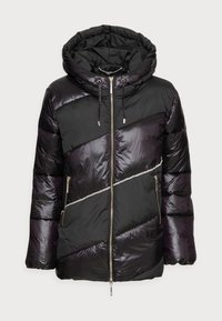 Giacca a vento nera con cappuccio, caratterizzata da un design a rombi in diagonale, dettagli con zip metallica e due tasche laterali con zip.