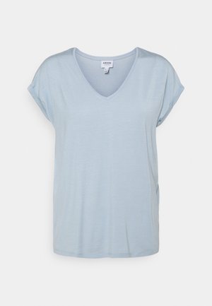 T-shirt bleu clair à manches courtes et col en V avec revers aux manches et étiquette de marque visible au niveau du col, présenté sur un fond uni.