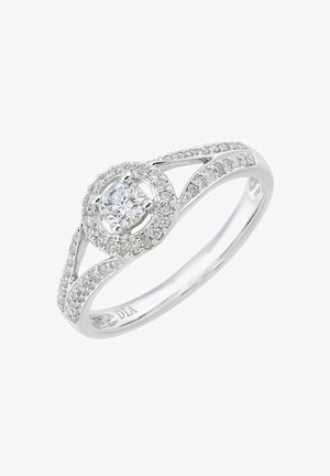 Anello in oro bianco con un diamante centrale rotondo circondato da diamanti più piccoli in un design a halo, con shank diviso e finitura lucida.